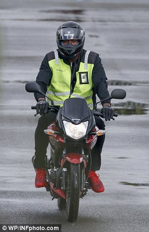 Ο Γιουσέιν Μπολτ σταμάτησε για λίγο τα πάρτι -Ξεκίνησε μαθήματα οδήγησης μηχανής [εικόνες] | iefimerida.gr 0