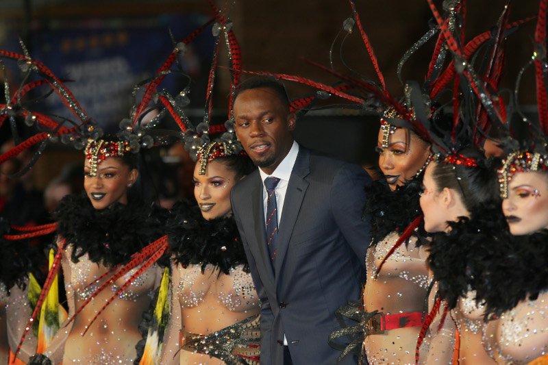 Ο Μπολτ είχε τα... τυχερά του στην πρεμιέρα της ταινίας του -Ανάμεσα σε 6 ημίγυμνες χορεύτριες [εικόνες] | iefimerida.gr 0