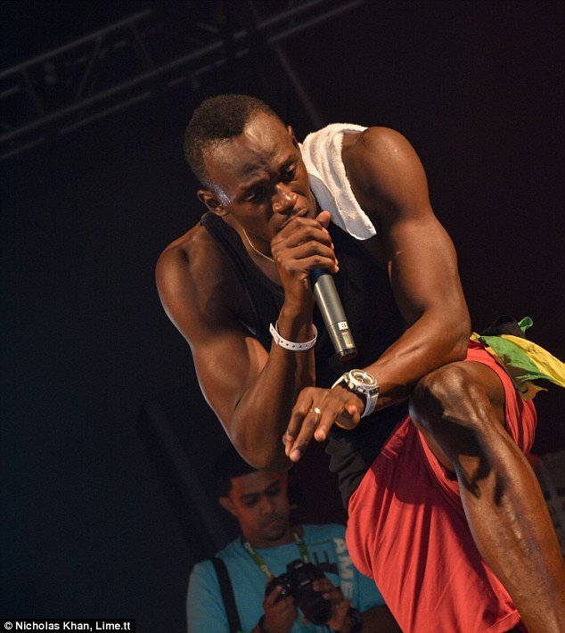 Ο βρώμικος χορός ενός υπεραθλητή -Ο Γιουσέιν Μπολτ προκαλεί με άσεμνες πόζες σε κλαμπ της Καραϊβικής [εικόνες] | iefimerida.gr 1