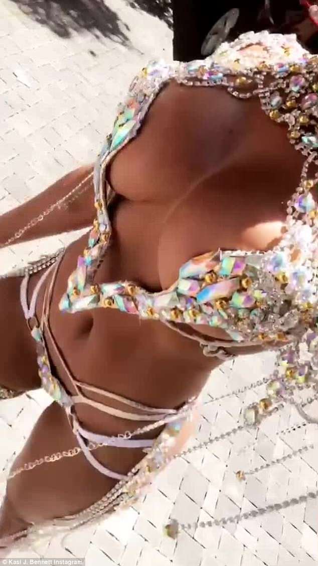 Ολα στη φόρα -Το κορίτσι του Γιουσέιν Μπολτ ρίχνει το Instagram με τη στολή της για το καρναβάλι της Τζαμάικα [εικόνες] | iefimerida.gr 2