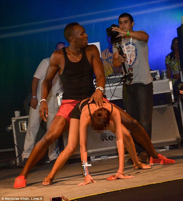 Ο βρώμικος χορός ενός υπεραθλητή -Ο Γιουσέιν Μπολτ προκαλεί με άσεμνες πόζες σε κλαμπ της Καραϊβικής [εικόνες] | iefimerida.gr 3