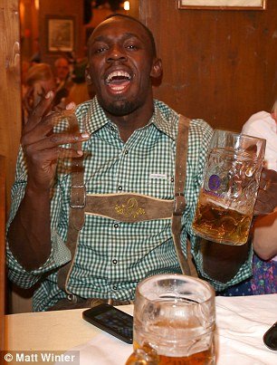 Ο Γιουσέιν Μπολτ και οι ξανθιές -Τα καμώματα του Τζαμαϊκανού στο Oktoberfest [εικόνες&βίντεο] | iefimerida.gr 5