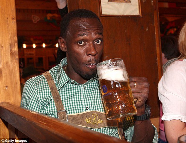 Ο Γιουσέιν Μπολτ και οι ξανθιές -Τα καμώματα του Τζαμαϊκανού στο Oktoberfest [εικόνες&βίντεο] | iefimerida.gr 4