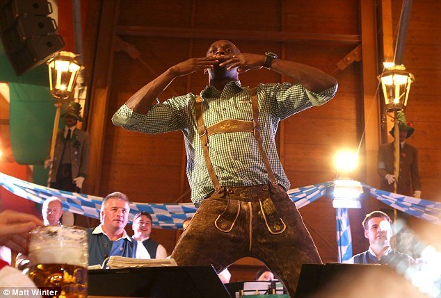 Ο Γιουσέιν Μπολτ και οι ξανθιές -Τα καμώματα του Τζαμαϊκανού στο Oktoberfest [εικόνες&βίντεο] | iefimerida.gr 7