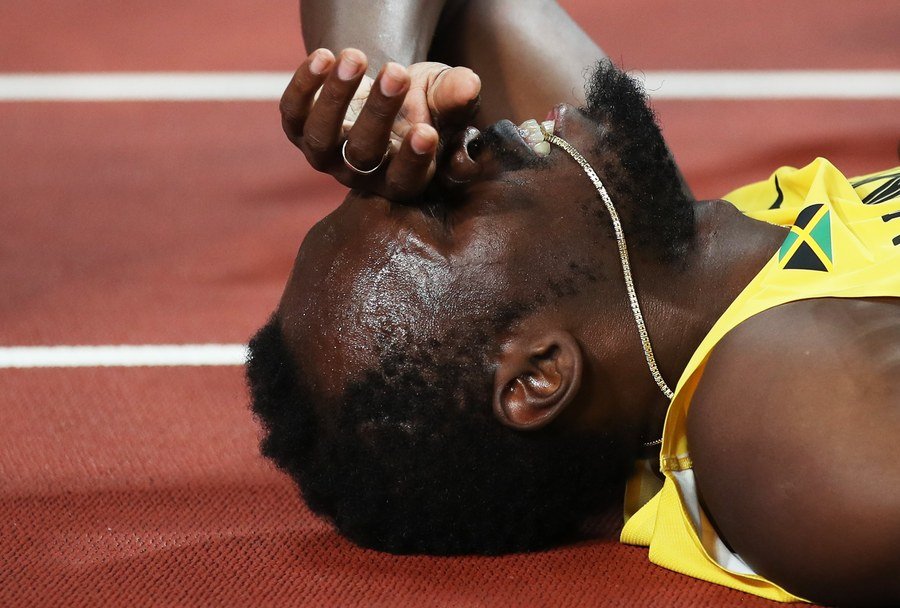 Απίστευτο: Επεσε στον τελευταίο του αγώνα ο Γιουσέιν Μπολτ! [εικόνες & βίντεο] | iefimerida.gr 3