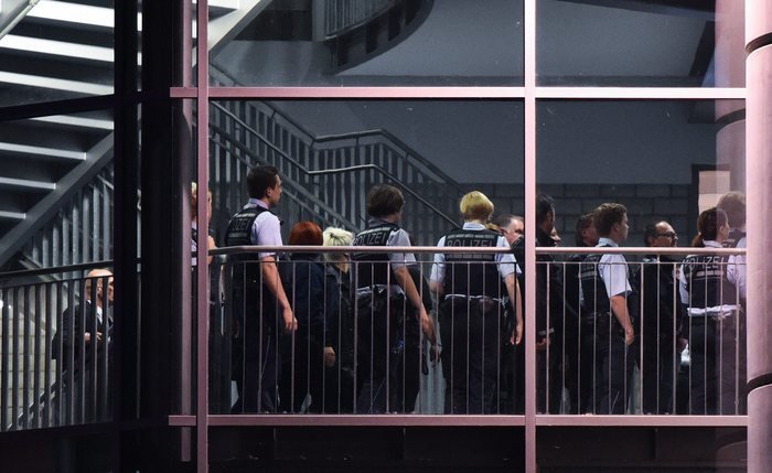 Τηλεφώνημα για βόμβα σε σόου που παρουσιάζει η Χάιντι Κλουμ [εικόνες & βίντεο] | iefimerida.gr 1