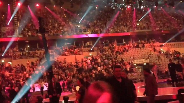 Τηλεφώνημα για βόμβα σε σόου που παρουσιάζει η Χάιντι Κλουμ [εικόνες & βίντεο] | iefimerida.gr 2