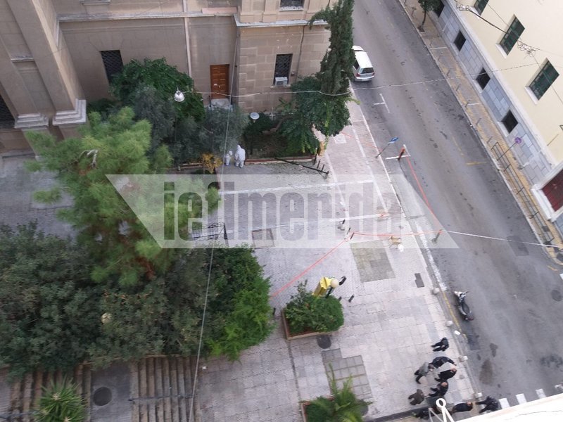 Δύο άνδρες της Αντιτρομοκρατικής ελέγχουν το σημείο της έκρηξης