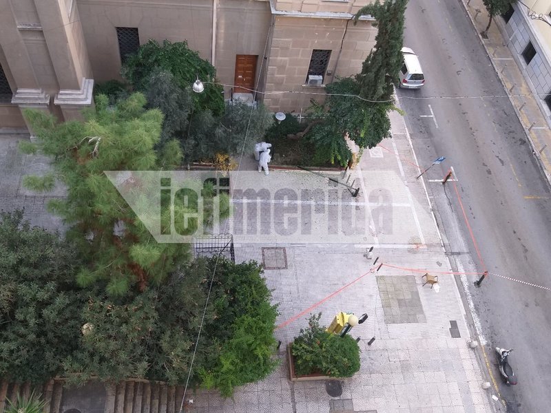Λίγο μετά την έκρηξη της βόμβας έξω από τον Αγιο ΔΙονύσιο, η ΕΛ.ΑΣ. απέκλεισε τους γύρω δρόμους