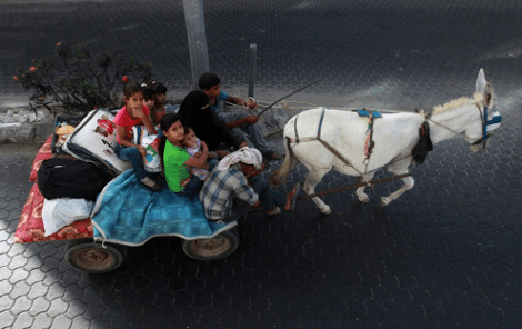 Οι Ισραηλινοί παρακολουθούν χαλαροί τις επιχειρήσεις και οι Παλαιστίνιοι φεύγουν κατά χιλιάδες για να γλιτώσουν [βίντεο&εικόνες] | iefimerida.gr 0