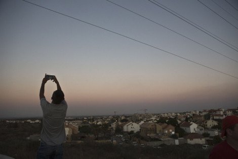 Οι Ισραηλινοί παρακολουθούν χαλαροί τις επιχειρήσεις και οι Παλαιστίνιοι φεύγουν κατά χιλιάδες για να γλιτώσουν [βίντεο&εικόνες] | iefimerida.gr 3