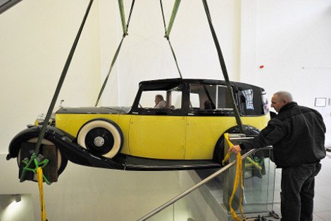 Κάτι συμβαίνει στο Λονδίνο -Γιατί, ξαφνικά, οι δρόμοι γέμισαν με αυτοκίνητα του Τζέιμς Μποντ [εικόνες] | iefimerida.gr 2