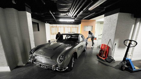 Κάτι συμβαίνει στο Λονδίνο -Γιατί, ξαφνικά, οι δρόμοι γέμισαν με αυτοκίνητα του Τζέιμς Μποντ [εικόνες] | iefimerida.gr 5