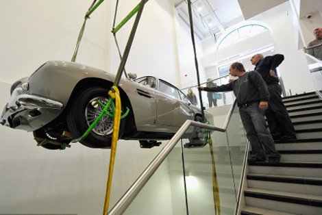 Κάτι συμβαίνει στο Λονδίνο -Γιατί, ξαφνικά, οι δρόμοι γέμισαν με αυτοκίνητα του Τζέιμς Μποντ [εικόνες] | iefimerida.gr 6