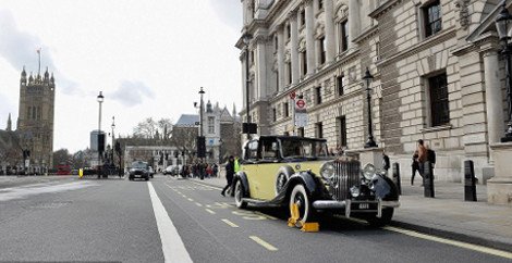 Κάτι συμβαίνει στο Λονδίνο -Γιατί, ξαφνικά, οι δρόμοι γέμισαν με αυτοκίνητα του Τζέιμς Μποντ [εικόνες] | iefimerida.gr 3