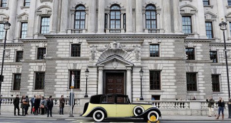 Κάτι συμβαίνει στο Λονδίνο -Γιατί, ξαφνικά, οι δρόμοι γέμισαν με αυτοκίνητα του Τζέιμς Μποντ [εικόνες] | iefimerida.gr 4