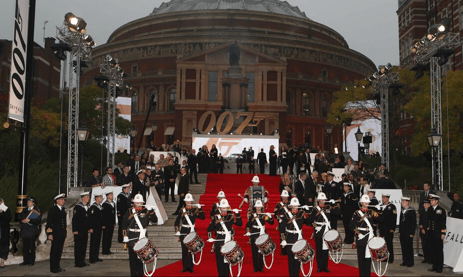 Σπάει ταμεία το Skyfall - Ήταν η τρίτη πιο επικερδής πρεμιέρα της Μεγάλης Βρετανίας [εικόνες] | iefimerida.gr 0