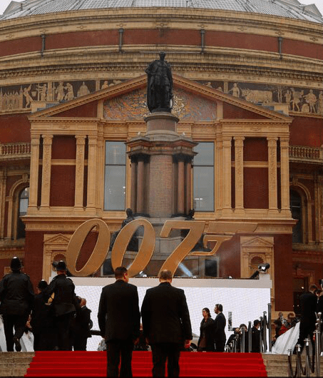 Σπάει ταμεία το Skyfall - Ήταν η τρίτη πιο επικερδής πρεμιέρα της Μεγάλης Βρετανίας [εικόνες] | iefimerida.gr 1