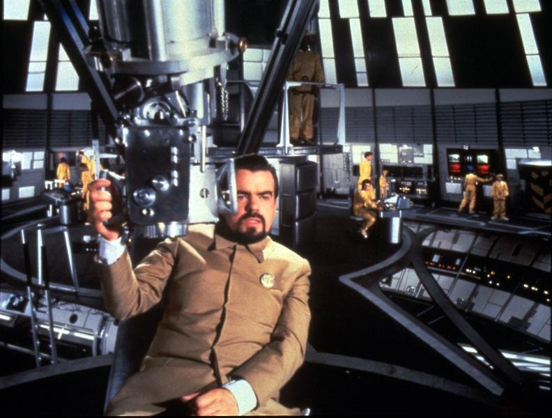 Οι «κακοί» του Τζέιμς Μποντ: Αυτοί είναι οι πιο πλούσιοι αντίπαλοι του 007 [εικόνες] | iefimerida.gr 0