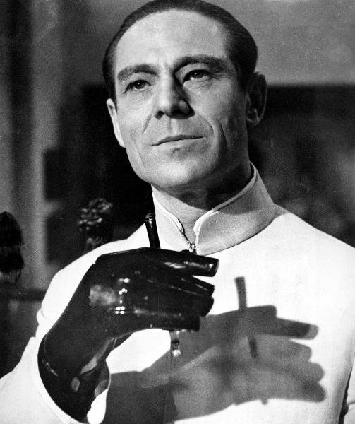 Οι «κακοί» του Τζέιμς Μποντ: Αυτοί είναι οι πιο πλούσιοι αντίπαλοι του 007 [εικόνες] | iefimerida.gr 9