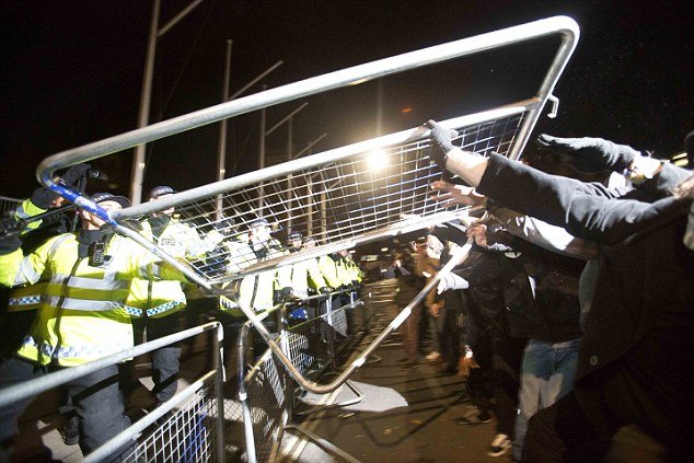 Λονδίνο: Μάχη σώμα με σώμα χιλιάδων «Γκάι Φωκς» με τους αστυνομικούς -Χάος στη διαδήλωση των Anonymous [βίντεο &amp; εικόνες] | iefimerida.gr 3