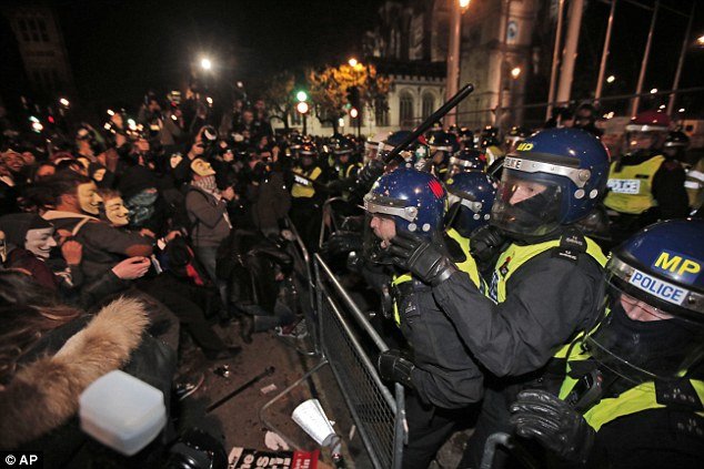 Λονδίνο: Μάχη σώμα με σώμα χιλιάδων «Γκάι Φωκς» με τους αστυνομικούς -Χάος στη διαδήλωση των Anonymous [βίντεο &amp; εικόνες] | iefimerida.gr 5