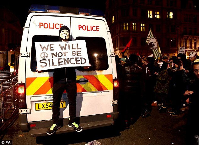 Λονδίνο: Μάχη σώμα με σώμα χιλιάδων «Γκάι Φωκς» με τους αστυνομικούς -Χάος στη διαδήλωση των Anonymous [βίντεο &amp; εικόνες] | iefimerida.gr 23