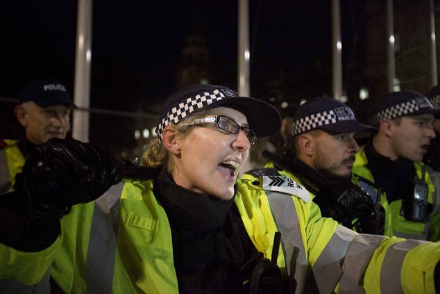 Λονδίνο: Μάχη σώμα με σώμα χιλιάδων «Γκάι Φωκς» με τους αστυνομικούς -Χάος στη διαδήλωση των Anonymous [βίντεο &amp; εικόνες] | iefimerida.gr 10