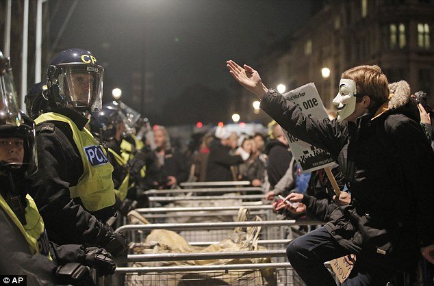 Λονδίνο: Μάχη σώμα με σώμα χιλιάδων «Γκάι Φωκς» με τους αστυνομικούς -Χάος στη διαδήλωση των Anonymous [βίντεο &amp; εικόνες] | iefimerida.gr 11