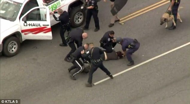 «Η Μπόνι και ο Κλάιντ του Λος Αντζελες»: Ζευγάρι έδωσε το φιλί του αποχαιρετισμού πριν συλληφθεί [βίντεο] | iefimerida.gr 0