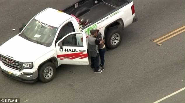 «Η Μπόνι και ο Κλάιντ του Λος Αντζελες»: Ζευγάρι έδωσε το φιλί του αποχαιρετισμού πριν συλληφθεί [βίντεο] | iefimerida.gr 1