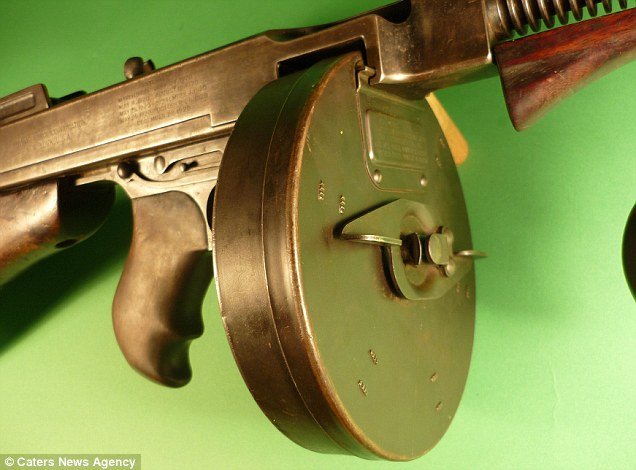 Στο σφυρί τα όπλα των θρυλικών Μπόνι και Κλάιντ [εικόνες] | iefimerida.gr 1