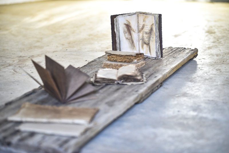 Φθαρμένα ξύλα και μέταλλα πλάι σε παλαιωμένα, με τσάι και καφέ, χειρόγραφα του Καβάφη [εικόνες] | iefimerida.gr 0