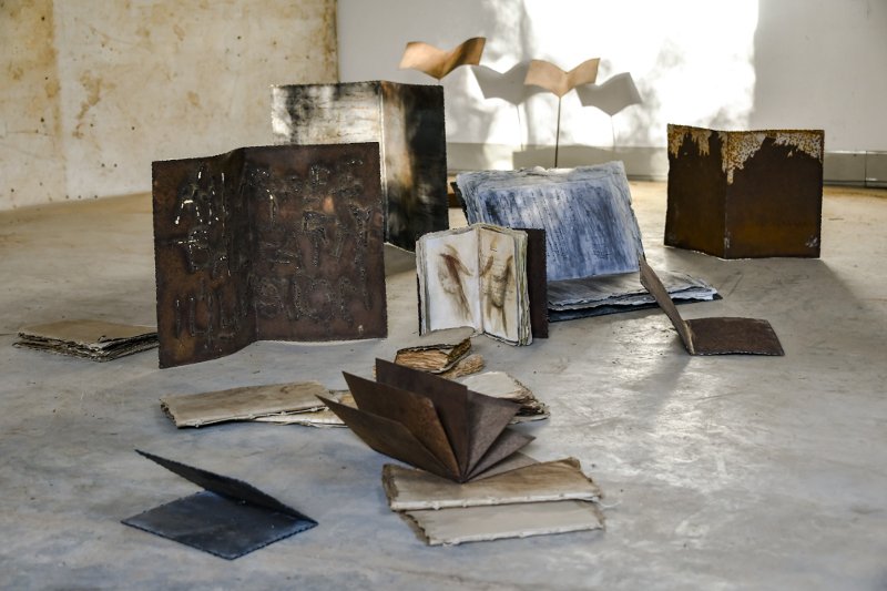 Φθαρμένα ξύλα και μέταλλα πλάι σε παλαιωμένα, με τσάι και καφέ, χειρόγραφα του Καβάφη [εικόνες] | iefimerida.gr 1