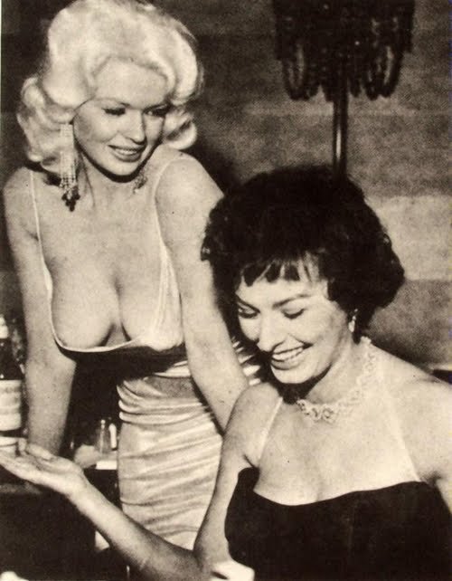 Το απίστευτο βλέμμα της Σοφία Λόρεν στο στήθος της Μάνσφιλντ -Το παρασκήνιο της εμβληματικής φωτό [εικόνες] | iefimerida.gr 6