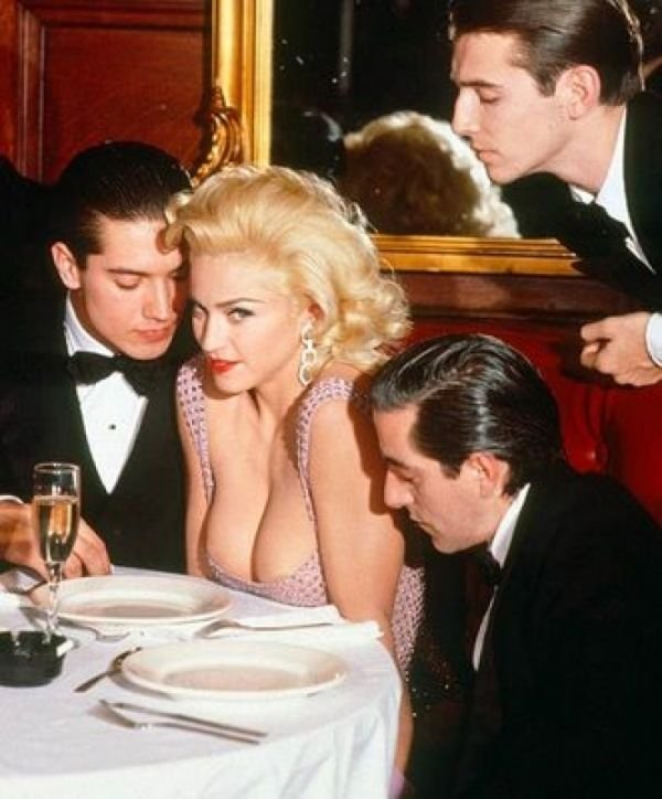 Το απίστευτο βλέμμα της Σοφία Λόρεν στο στήθος της Μάνσφιλντ -Το παρασκήνιο της εμβληματικής φωτό [εικόνες] | iefimerida.gr 27