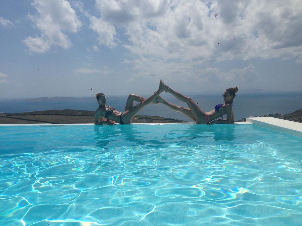 Η ευλύγιστη Σταρ Ελλάς κάνει γιόγκα στην άμμο [εικόνα]  | iefimerida.gr 1