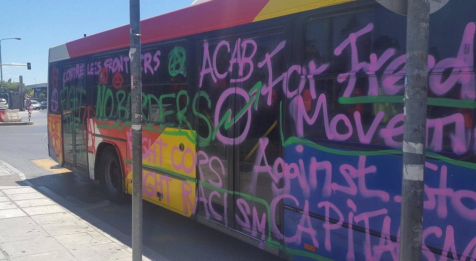 Κατασκηνωτές του «Νο Border Camp» έβαψαν με σπρέι λεωφορείο του ΟΑΣΘ [εικόνες] | iefimerida.gr 0