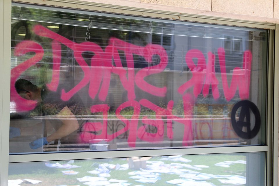 Δεν γλίτωσε ούτε το δημαρχείο -Γυαλιά καρφιά τα έκαναν οι κατασκηνωτές του ΑΠΘ [εικόνες] | iefimerida.gr 8