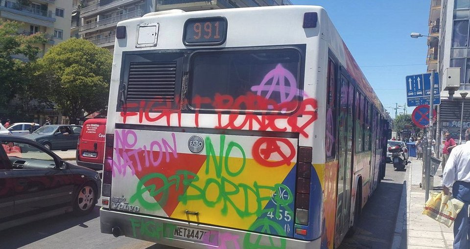 Κατασκηνωτές του «Νο Border Camp» έβαψαν με σπρέι λεωφορείο του ΟΑΣΘ [εικόνες] | iefimerida.gr 2
