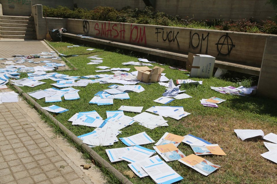 Δεν γλίτωσε ούτε το δημαρχείο -Γυαλιά καρφιά τα έκαναν οι κατασκηνωτές του ΑΠΘ [εικόνες] | iefimerida.gr 10