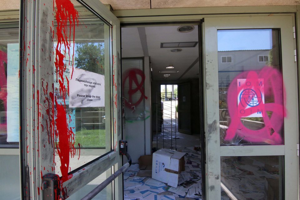 Δεν γλίτωσε ούτε το δημαρχείο -Γυαλιά καρφιά τα έκαναν οι κατασκηνωτές του ΑΠΘ [εικόνες] | iefimerida.gr 12