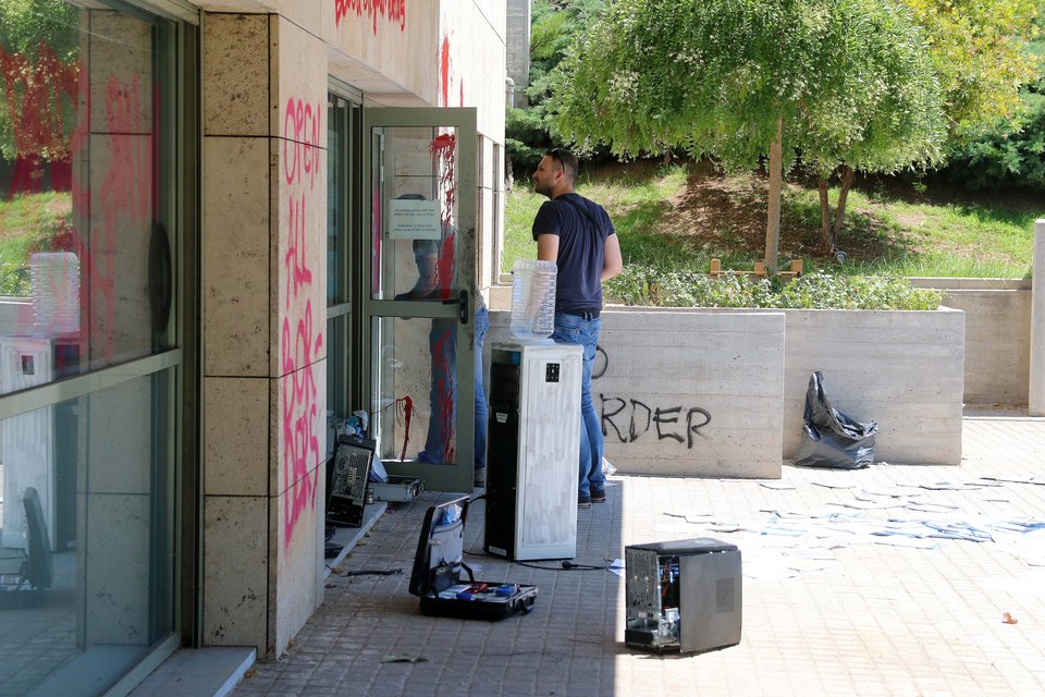 Δεν γλίτωσε ούτε το δημαρχείο -Γυαλιά καρφιά τα έκαναν οι κατασκηνωτές του ΑΠΘ [εικόνες] | iefimerida.gr 13