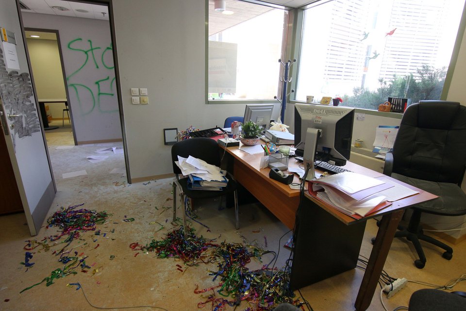 Δεν γλίτωσε ούτε το δημαρχείο -Γυαλιά καρφιά τα έκαναν οι κατασκηνωτές του ΑΠΘ [εικόνες] | iefimerida.gr 14