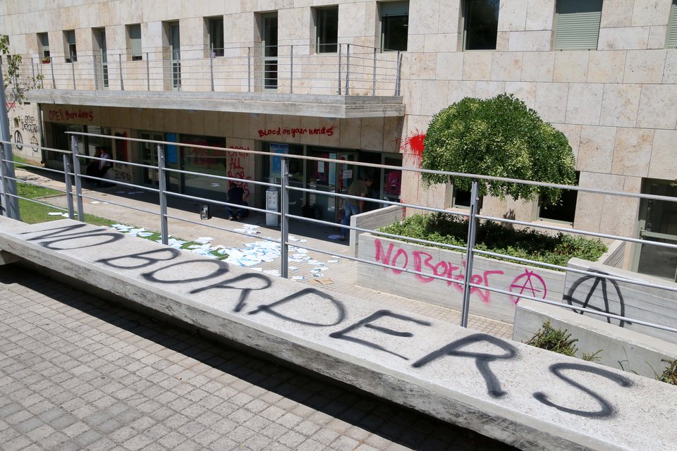 Δεν γλίτωσε ούτε το δημαρχείο -Γυαλιά καρφιά τα έκαναν οι κατασκηνωτές του ΑΠΘ [εικόνες] | iefimerida.gr 15