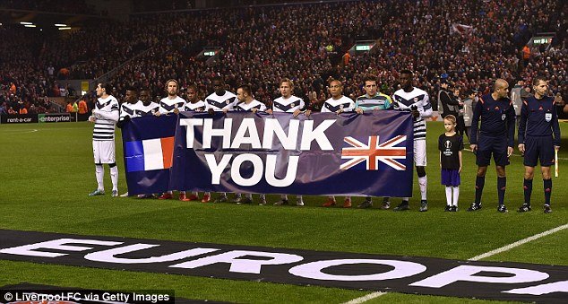 Γάλλοι ποδοσφαιριστές σήκωσαν πανό με «Ευχαριστώ» προς την Αγγλία [εικόνες] | iefimerida.gr 0