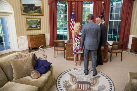 Η επίσκεψη στον Λευκό Οίκο είναι βαρετή -Πιτσιρικάς αδιαφορεί για τον Ομπάμα και «αράζει» στον καναπέ του Οβάλ γραφείου [εικόνα] | iefimerida.gr 0