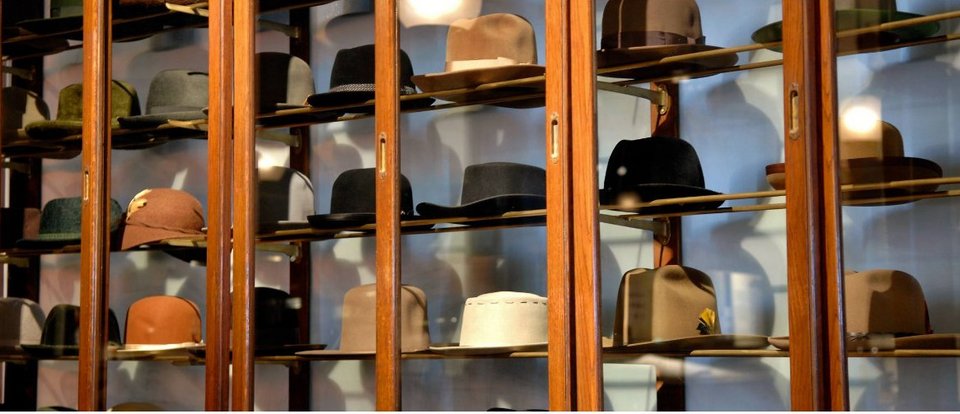 Φίνα χειροποίητα καπέλα σε Μουσείο της Ιταλίας: Τα φορούσαν Τσόρτσιλ, Μπόγκαρτ, Ντελόν [εικόνες]  | iefimerida.gr 1