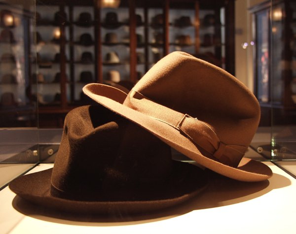 Φίνα χειροποίητα καπέλα σε Μουσείο της Ιταλίας: Τα φορούσαν Τσόρτσιλ, Μπόγκαρτ, Ντελόν [εικόνες]  | iefimerida.gr 5