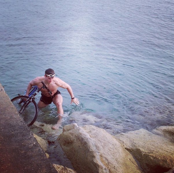 Αυτός είναι ο πιο «καυτός» καθηγητής μαθηματικών στον κόσμο -Κοιλιακοί φέτες, θανατηφόρο βλέμμα [εικόνες] | iefimerida.gr 2